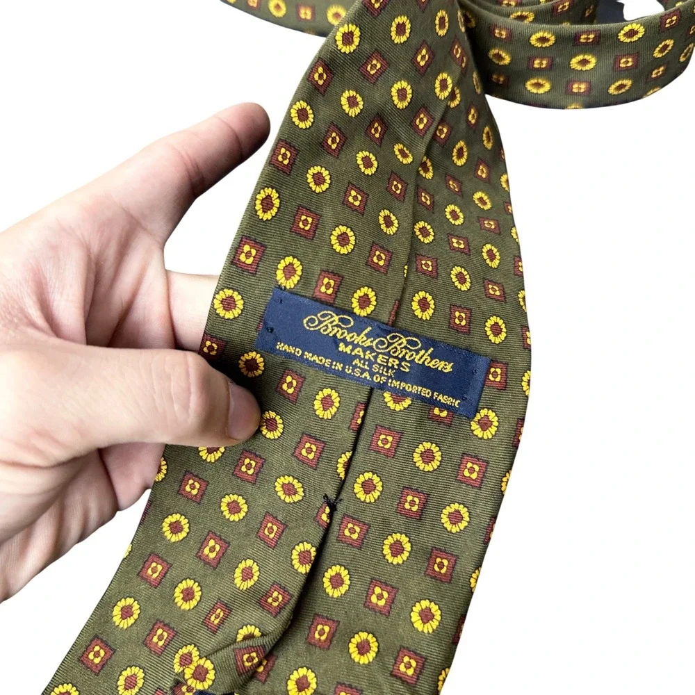 Brooks Brothers Silk Necktie Mens OS Olive Green Geometric Medallion USA Made